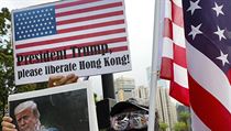 Stovky tisíc demonstrantů protestují v Hongkongu. Lidé poničili styčný úřad Číny a blokují dopravu Na transparentech bylo vidět i výzvu k americkému prezidentovi Trumpovi. | na serveru Lidovky.cz | aktuální zprávy