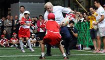 Boris Johnson těsně před srážkou s mladíkem, se kterým hraje rugby. | na serveru Lidovky.cz | aktuální zprávy