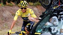 Držitel žlutého trikotu Egan Bernal s šampusem. | na serveru Lidovky.cz | aktuální zprávy