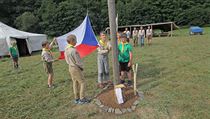 Skauti vztyčují českou vlajku. | na serveru Lidovky.cz | aktuální zprávy