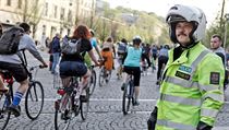 Každý čtvrtý cyklista, který bourá, je opilý. Problém přichází už s malým pivem Policista sleduje cyklisty. | na serveru Lidovky.cz | aktuální zprávy
