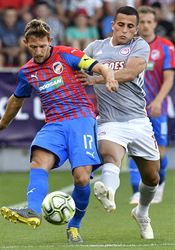Plzeň - Olympiakos 0:0, hraje se 2. poločas. Viktoria zahazuje šanci za šancí, Pireus zachránila tyč Patrik Hrošovský odkopává míč před Omarem Elabdellaouim. | na serveru Lidovky.cz | aktuální zprávy