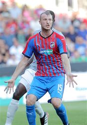 Plzeň - Olympiakos 0:0, hraje se 2. poločas. Viktoria zahazuje šanci za šancí, Pireus zachránila tyč Michael Krmenčík spílá svému spoluhráči. | na serveru Lidovky.cz | aktuální zprávy