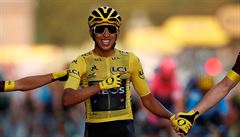 Kolumbijec Egan Bernal dovezl bezpen lutý trikot do Paíe a jako první...