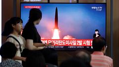 Lidé v jihokorejském Soulu sledují na obrazovce vystelení severokorejské...