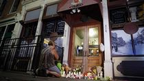 Truchlící příbuzní a spoluobčané přinášejí květiny a svíčky k místu činu, kde... | na serveru Lidovky.cz | aktuální zprávy