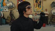 Mike Moh jako Bruce Lee. Snmek Tenkrt v Hollywoodu (2019). Reie: Quentin...