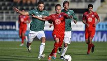 Zleva Jakub Považanec z Jablonce, Stanislav Jefimov z Pjuniku a Tomáš Hübschman... | na serveru Lidovky.cz | aktuální zprávy