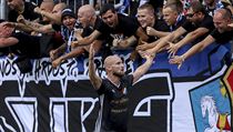 Tomáš Smola oslavuje s fanoušky Baníku Ostrava branku do sítě Opavy. | na serveru Lidovky.cz | aktuální zprávy