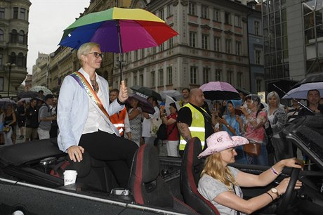 Poslankyn ANO Karla lechtová (vpravo) jako takzvaná marálka jede v ele...