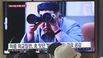 Lidé na vlakovém nádraží sledují program, kde se objevuje KIm Čong-un | na serveru Lidovky.cz | aktuální zprávy