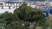 Akrobatka říká, že pro ni není důležité, v jaké výšce jde, nebezpečnější pro ni... Akrobatka říká, že pro ni není důležité, v jaké výšce jde, nebezpečnější pro ni...