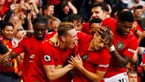 Fotbalisté Manchesteru se radují z jednoho ze čtyř gólů do sítě Chelsea. | na serveru Lidovky.cz | aktuální zprávy