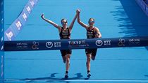 Jessica Learmonthová (vpravo) a Georgia Taylorová Brownová vbíhají společně do... | na serveru Lidovky.cz | aktuální zprávy