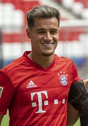 Hvězda Barcelony míří do Bayernu, Coutinho tam jde na rok s opcí Coutinho pózuje po boku manželky Aíny v dresu Bayernu. | na serveru Lidovky.cz | aktuální zprávy