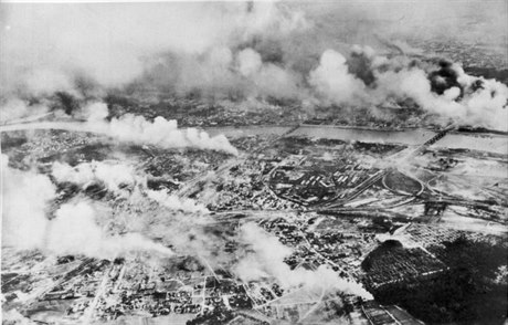 Varava roku 1939 po polském bombardování.