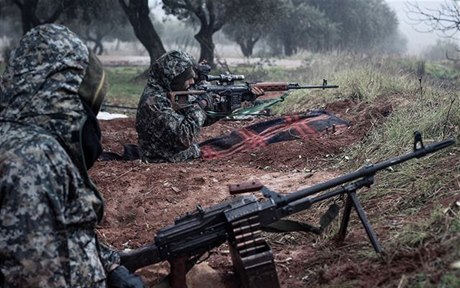 Syrtí povstalci v pední linii u vojenského letit Taftanaz.