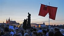 Pochod míří na Pražský hrad Pochod míří na Pražský hrad