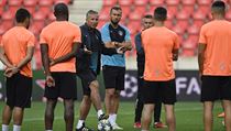 Trenér CFR Kluž Dan Petrescu hovoří s hráči na tréninku před odvetným utkáním... | na serveru Lidovky.cz | aktuální zprávy
