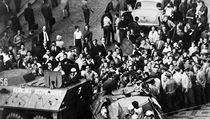 Obrněné transportéry během zásahu v Praze 21. srpna 1969. | na serveru Lidovky.cz | aktuální zprávy