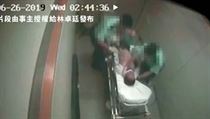 VIDEO: Hongkongský politik zveřejnil záběry, na nichž policie mučí zadrženého muže Bezpečnostní kamery ukázaly násilí policie. | na serveru Lidovky.cz | aktuální zprávy