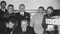 Molotov podepisuje německo-sovětskou smlouvu o neútočení. Za ním je vidět... Molotov podepisuje německo-sovětskou smlouvu o neútočení. Za ním je vidět...