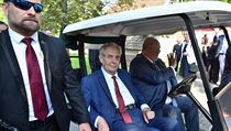 Prezident Miloš Zeman (uprostřed) a ministr zemědělství Miroslav Toman...