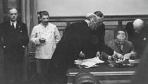 Poslední momenty před podpisem Paktu Ribbentrop-Molotov. Poslední momenty před podpisem Paktu Ribbentrop-Molotov.