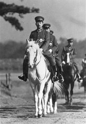 Japonský císař chtěl veřejně vyjádřit lítost nad válečnými zločiny, ukázal archiv Japonský císař Hirohito na koni v Tokyu, leden 1940. | na serveru Lidovky.cz | aktuální zprávy