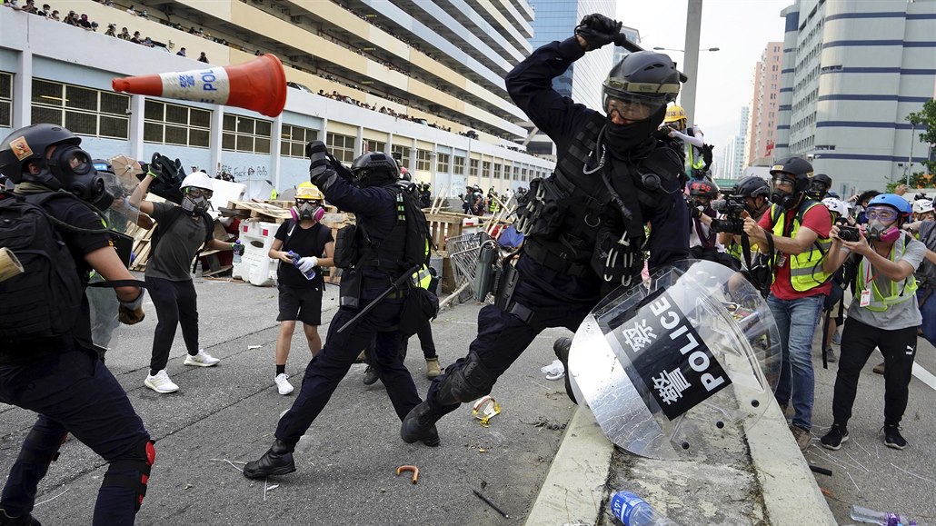 Stet demonstrant s policí v Hongkongu (24. srpna 2019).