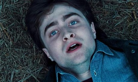 Daniel Radcliffe ve filmu Harry Potter a relikvie smrti.
