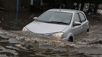 Auto se snaží dostat skrz zaplavenou cestu. | na serveru Lidovky.cz | aktuální zprávy