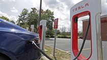 Elektromobil značky Tesla v nabíjení. | na serveru Lidovky.cz | aktuální zprávy