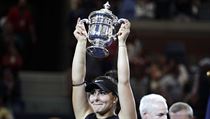 Bianca Andreescu s trofejí pro vítězku US Open. | na serveru Lidovky.cz | aktuální zprávy