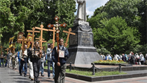 Citlivým místem je i kyjevský pomník sovětskému generálovi Vatutinovi, kterého... Citlivým místem je i kyjevský pomník sovětskému generálovi Vatutinovi, kterého...