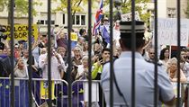 Premiér Johnson se v Lucemburku nedostavil na tiskovou konferenci, odradil ho bučící dav Na Johnsona čekalo hned za plotem sídla lucemburského premiéra několik stovek... | na serveru Lidovky.cz | aktuální zprávy