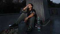 ‚Dlouho tu nebudu, ráno musím do práce.‘ Muž se přivázal k soše maršála Koněva Michal Šulc, který do Prahy přijel ze Severních Čech, dle svých slov uznává, že... | na serveru Lidovky.cz | aktuální zprávy