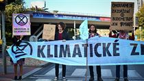 Zatímco několik „Rebelů“ drží transparenty a blokuje přechod pro chodce, další... | na serveru Lidovky.cz | aktuální zprávy