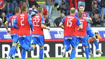 Plzenští fotbalisté slaví branku Lukáše Kalvacha. | na serveru Lidovky.cz | aktuální zprávy