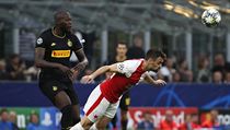 David Hovorka odvrací míč před Romelem Lukakem. | na serveru Lidovky.cz | aktuální zprávy