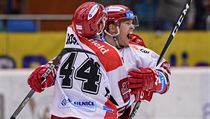 Zleva Mislav Rosandič a Filip Pavlík (oba z Hradce Králové) oslavují gól. | na serveru Lidovky.cz | aktuální zprávy