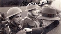 Prezident Beneš dekoruje v r. 1940 Gabčíka (vlevo) a Kubiše Čs. válečným křížem... | na serveru Lidovky.cz | aktuální zprávy