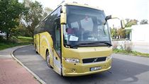 Autobus, v němž zkolaboval řidič.
