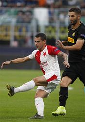 Zátěžová zkouška pro Stancia? Na Letné na něj čeká zloba sparťanských fanoušků Nicolae Stanciu střílí, Roberto Gagliardini jej sleduje. | na serveru Lidovky.cz | aktuální zprávy
