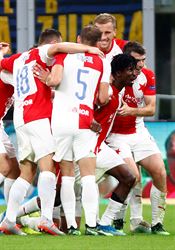Speciální atmosféra největšího německého stadionu a boj o čest. Slávisté se rozloučí s Ligou mistrů Fotbalisté Slavie se radují z gólu Petera Olayinky. | na serveru Lidovky.cz | aktuální zprávy
