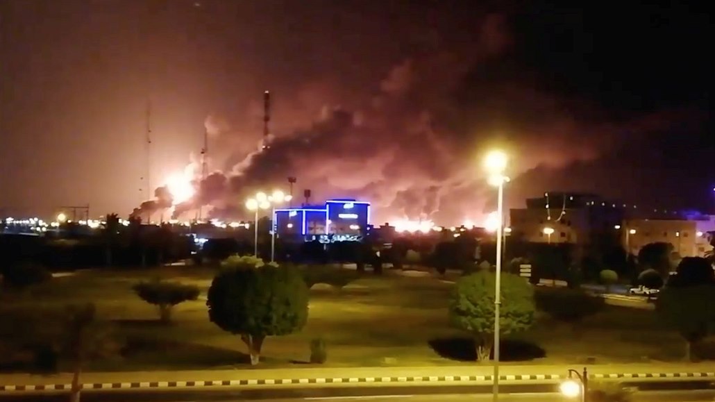 Kou vycházející z továrny Aramco, ropné spolenosti v Saudské Arábii