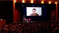 Edward Snowden mluví skrze videohovor s publikem v Berlín bhem diskuze o jeho...
