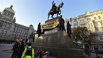 Policisté hlídkují u skupiny aktivistů z hnutí Extinction Rebellion, kteří v... Policisté hlídkují u skupiny aktivistů z hnutí Extinction Rebellion, kteří v...