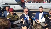 Tisková konference ministra obrany Lubomíra Metnara (uprostřed) a náčelníka...