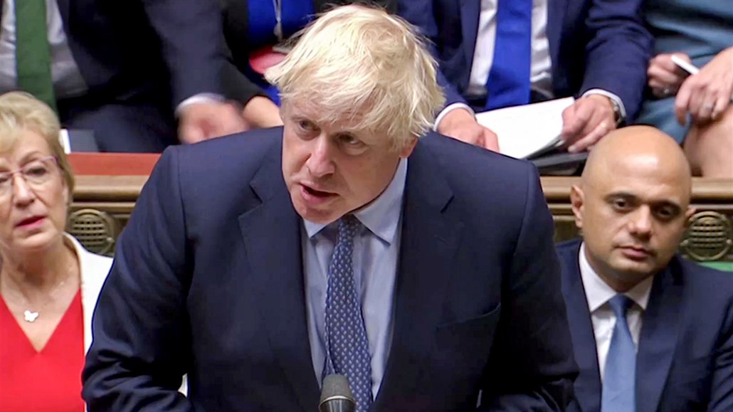 Premiér Boris Johnson bhem jednání snmovny (ilustraní)